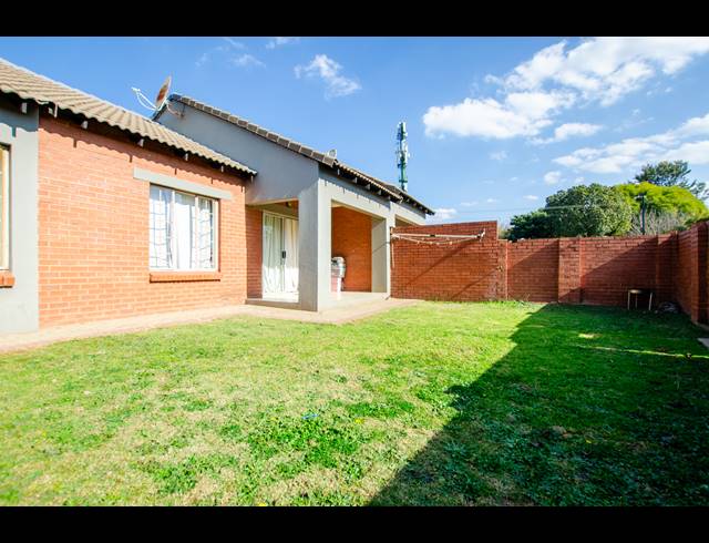 2 BEDROOM TOWNHOUSE FOR SALE IN MONAVONI AH